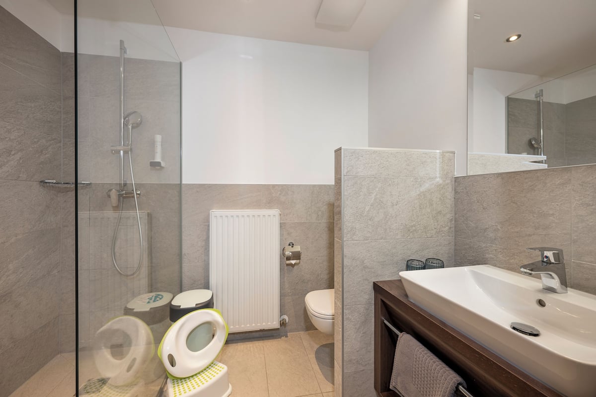 family room | minibar, desk, free cots/infant beds, wifi