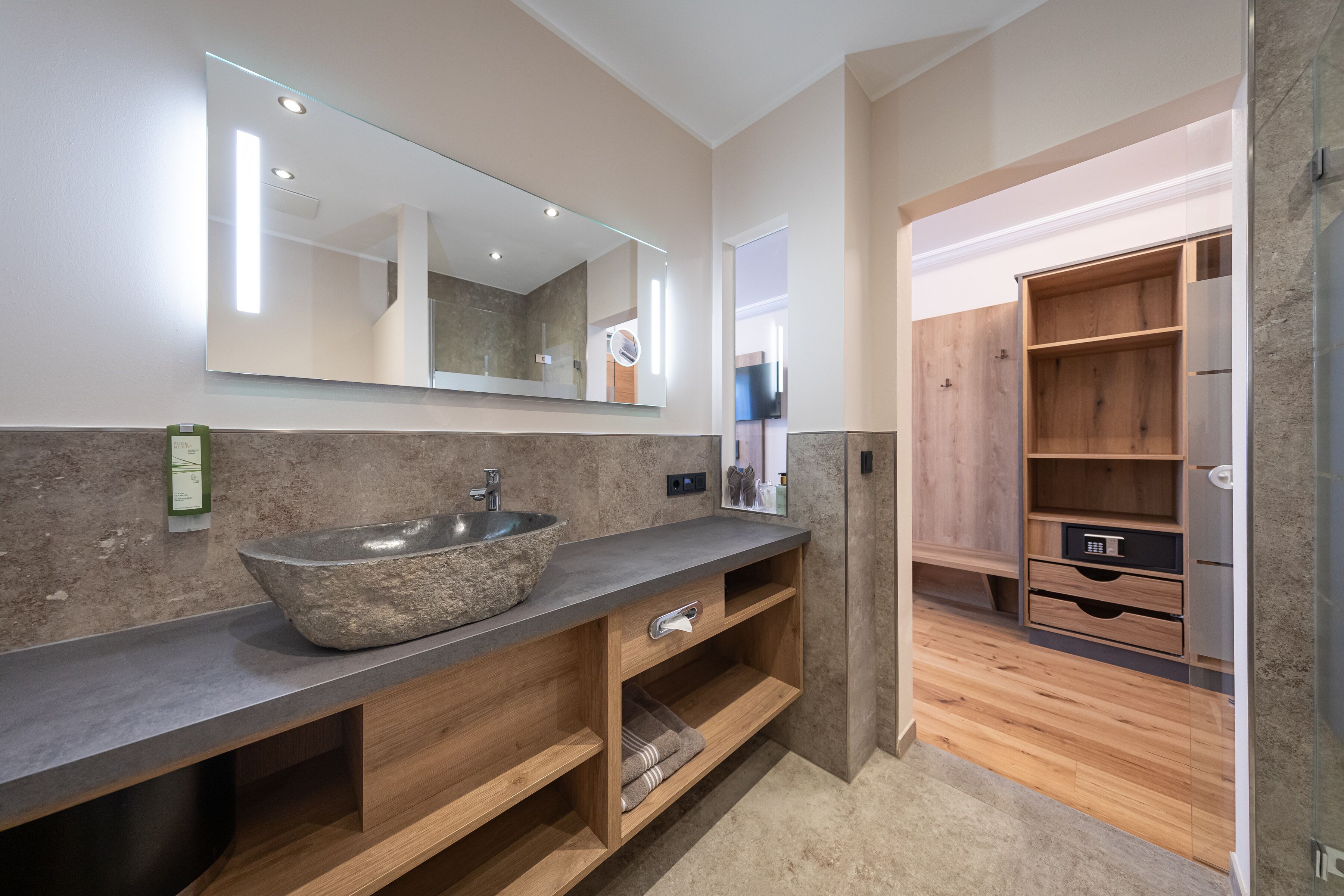 family studio, 1 bedroom, non smoking (deluxe) | premium bedding, minibar, in-room safe, blackout curtains