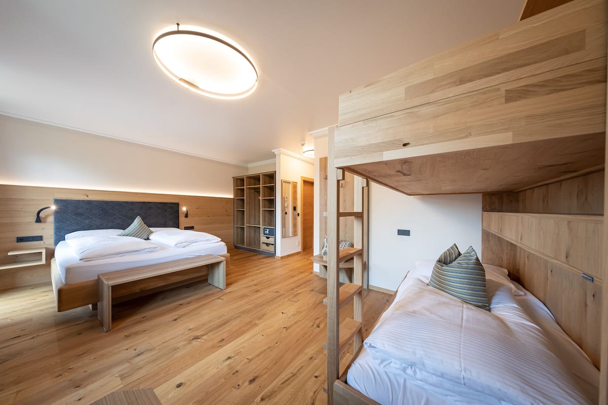 Traditional-Vierbettzimmer, 1 Schlafzimmer, Bergblick | Hochwertige Bettwaren, Minibar, Zimmersafe, Verdunkelungsvorhänge
