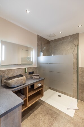 Traditional Quadruple Room, 1 Bedroom, Mountain View | Bathroom