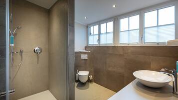 Junior-Zimmer, 1 King-Bett, Nichtraucher | Badezimmer | Komfortbadewanne, kostenlose Toilettenartikel, Haartrockner, Handtücher