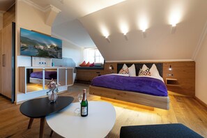 Junior Room, 1 King Bed, Non Smoking