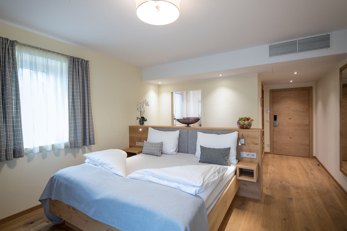 Deluxe-Doppelzimmer, 1 Schlafzimmer | Hochwertige Bettwaren, Minibar, Zimmersafe, Verdunkelungsvorhänge