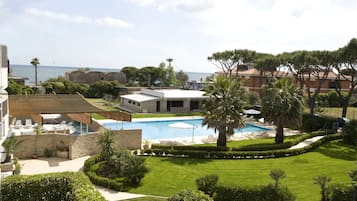 Piscina all'aperto, lettini