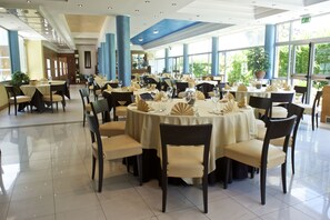 Petit déjeuner, déjeuner et dîner servis sur place