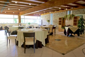 Déjeuner, dîner et souper servis sur place