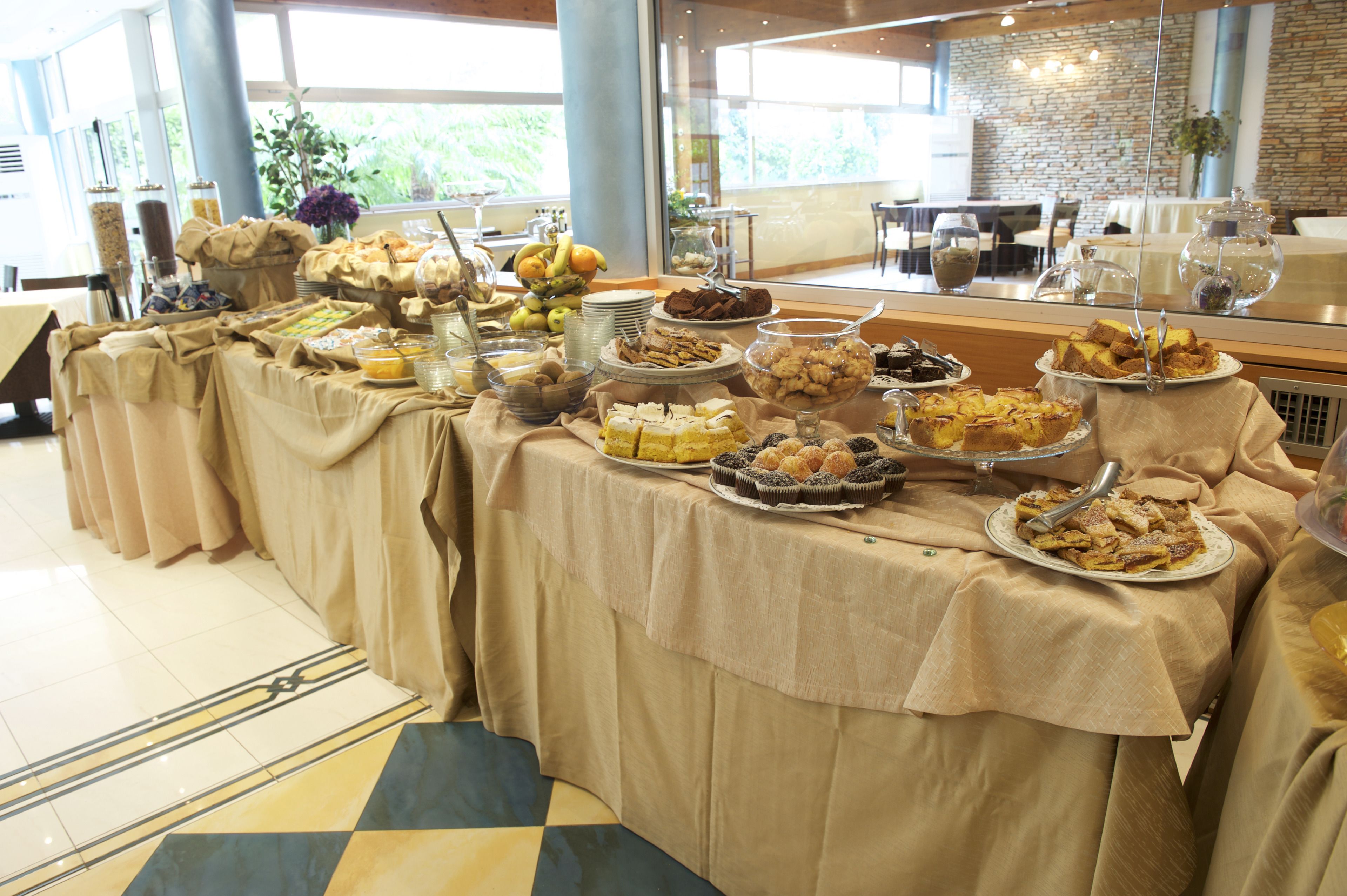 Une table de buffet avec divers plats et une vitrine réfrigérée.