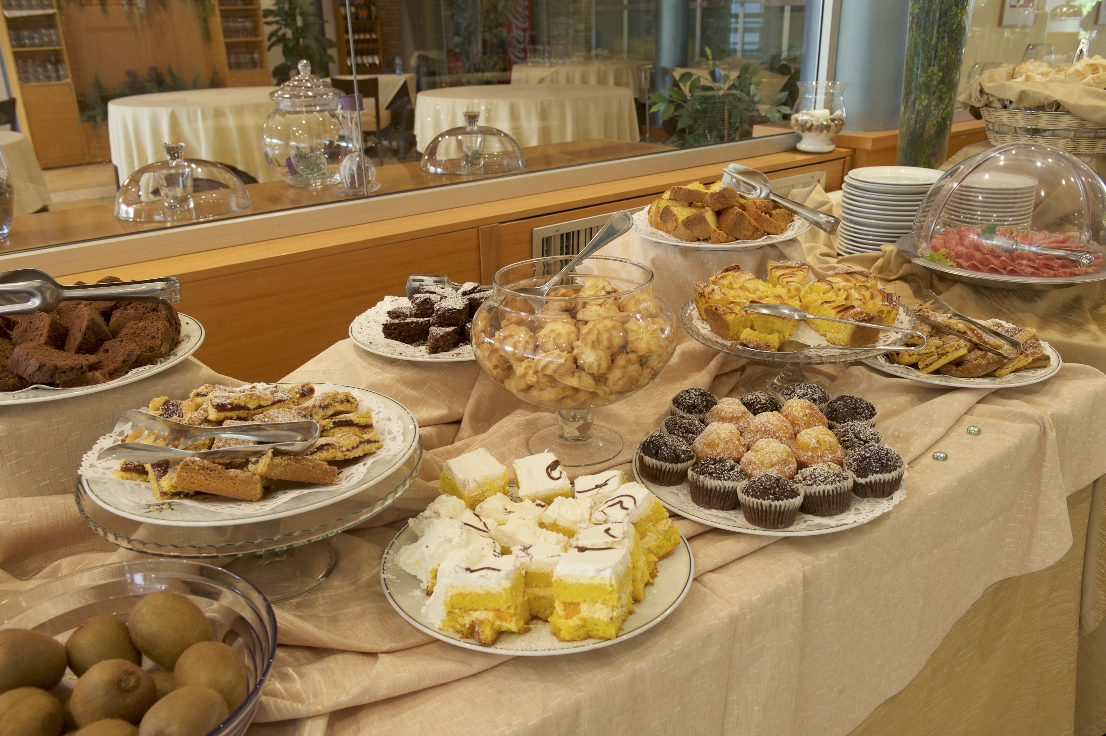 Een buffet met verschillende desserts en gebak.