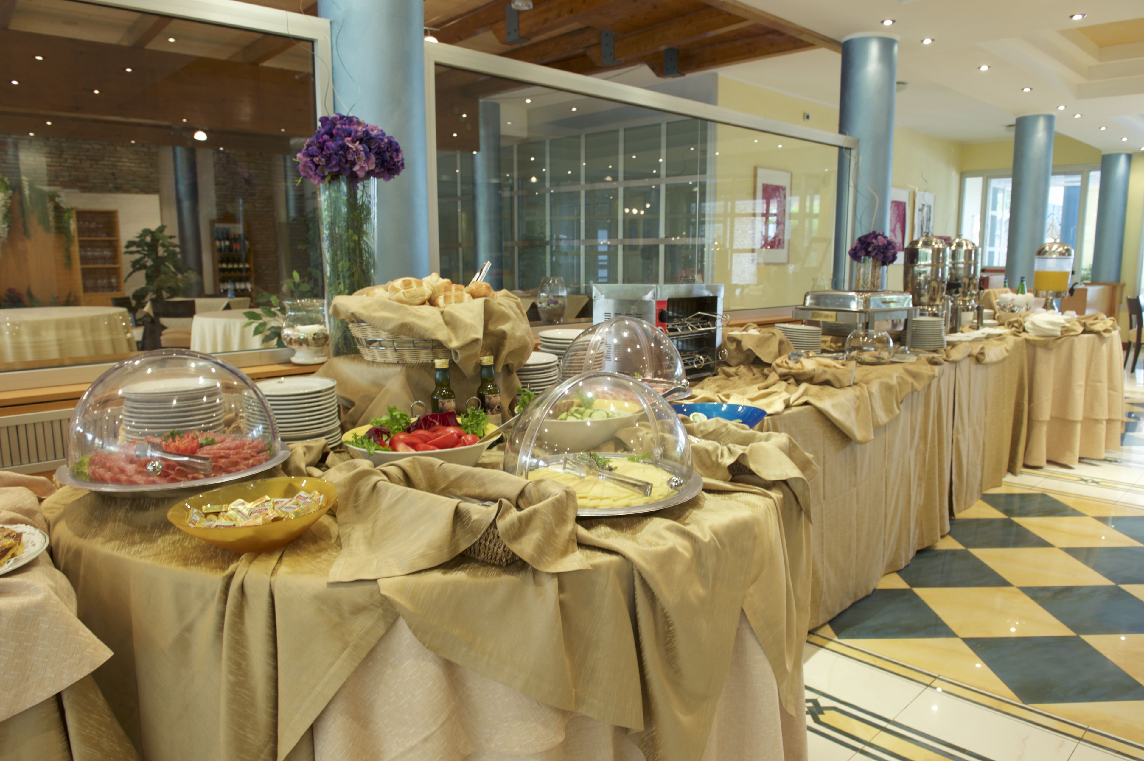 Un buffet proposant une variété de plats et agrémenté d’un vase décoratif.
