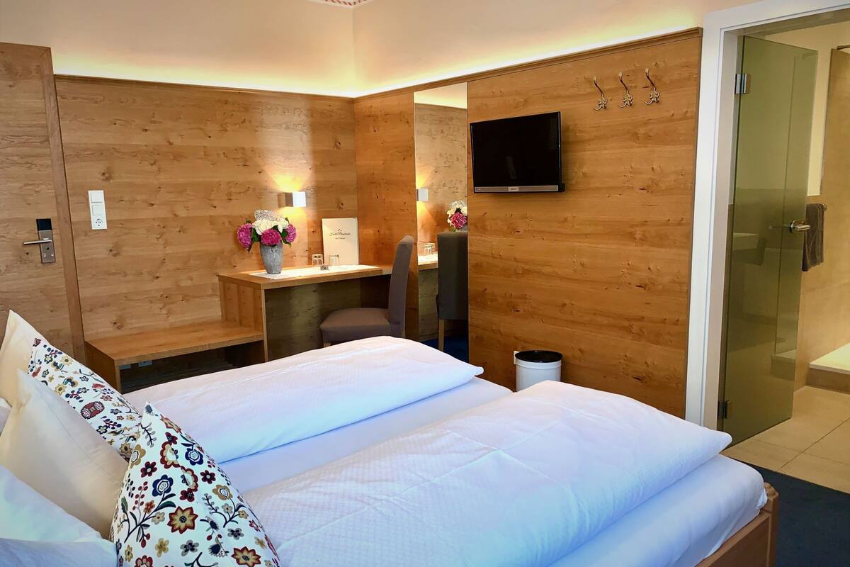 desk, free wifi, bed sheets