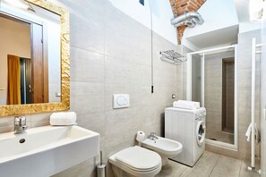 Gratis toiletartikler, hårtørrer, bidet, håndklæder