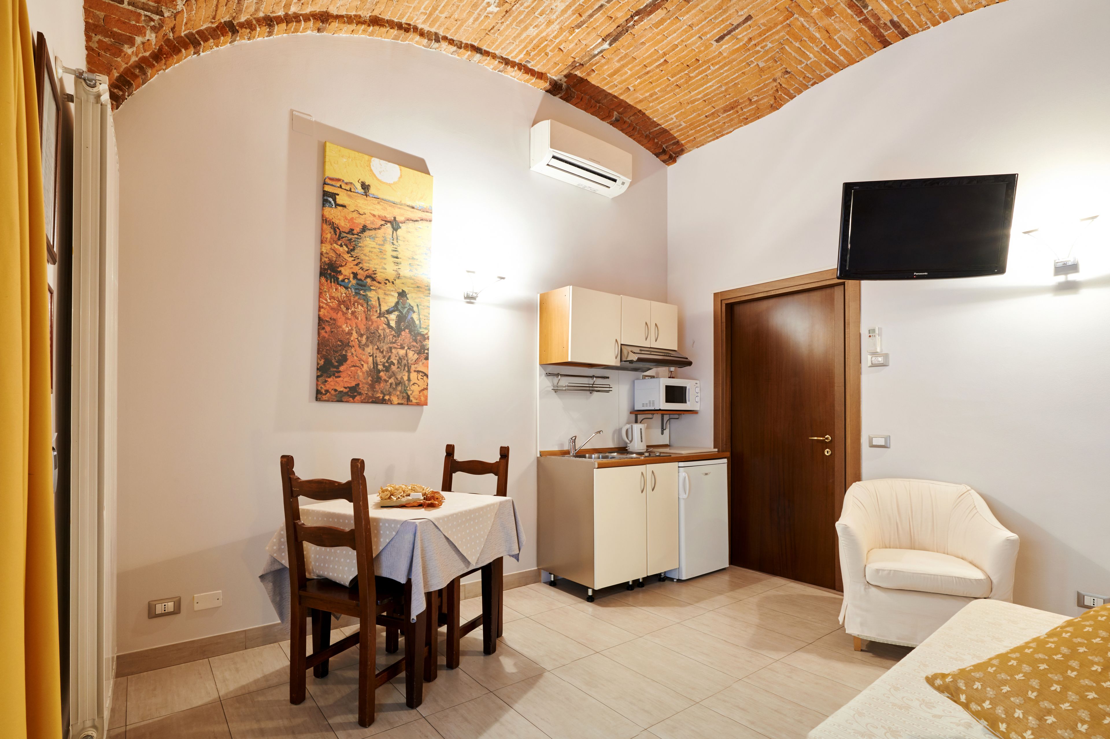 Kühlschrank, Mikrowelle, Herdplatte, Kochgeschirr/Geschirr/Besteck