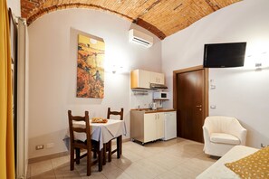 Réfrigérateur, micro-ondes, plaque de cuisson