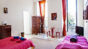 Cribs (free), rollaway beds (surcharge), WiFi (free), bed sheets - Nice Riviera Sweet Home (Nice)
