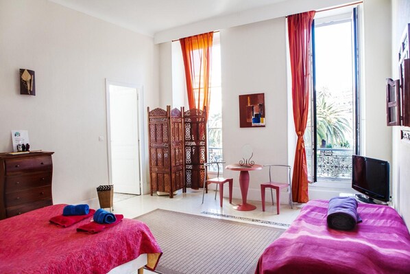 Free cots/infant beds, rollaway beds, free WiFi, bed sheets - Nice Riviera Sweet Home (Nice)