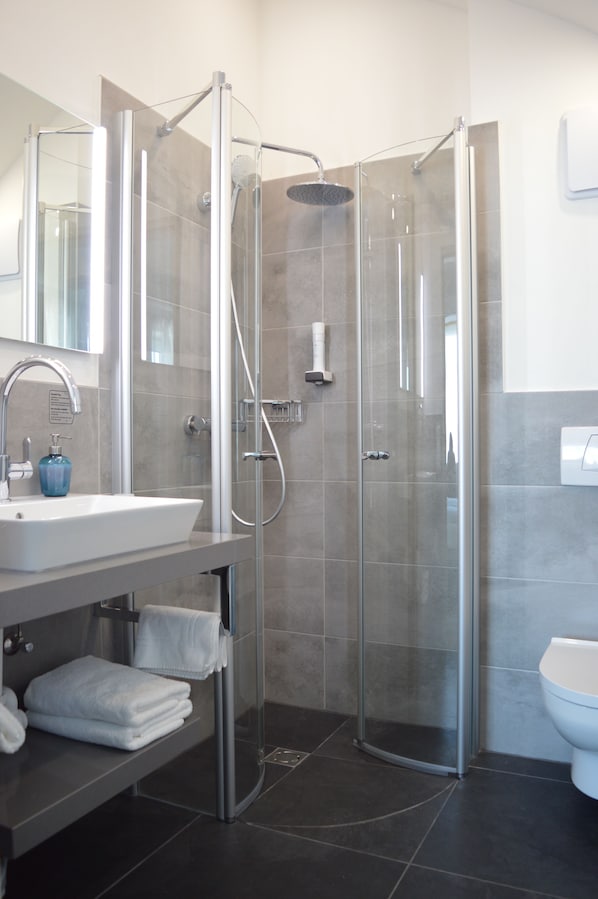 Superior-Doppelzimmer | Badezimmer | Haartrockner, Handtücher, Seife, Shampoo