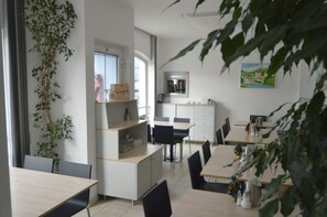 Daily buffet breakfast for a fee - Pension Elisabeth - Rooms & Apartments (Salzburg)