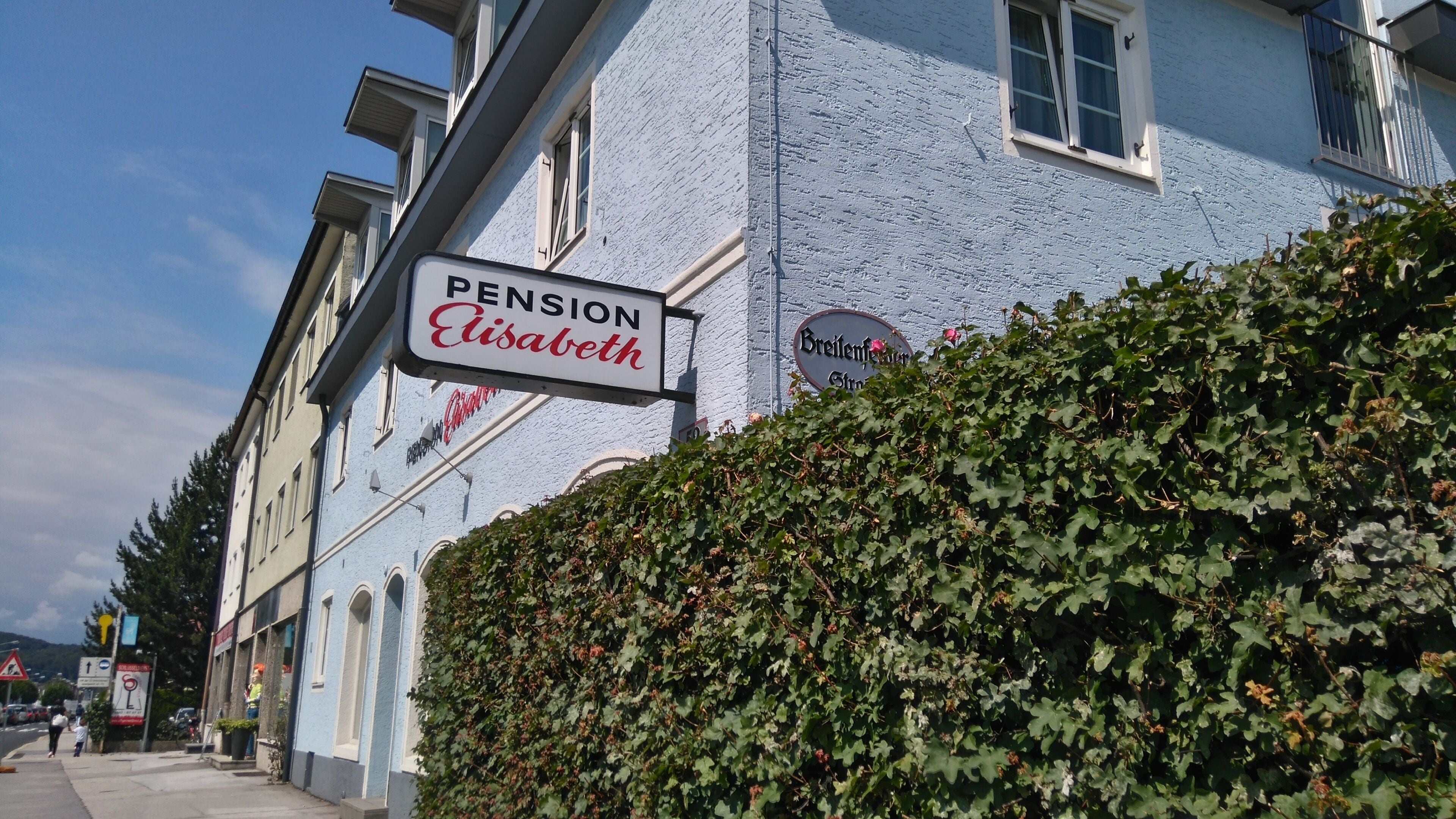 A building with a sign for 'Pension Elisabeth' and a sign for 'Breitenfeld Str.'