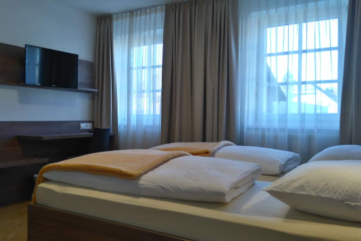 1 Schlafzimmer, Allergikerbettwaren, Verdunkelungsvorhänge
