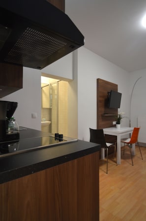 Studio, 1 double bed, terrace, private entrance in the garden | Hypo-allergenic bedding, blackout drapes, free WiFi, bed sheets - Pension Elisabeth - Rooms & Apartments (Salzburg)