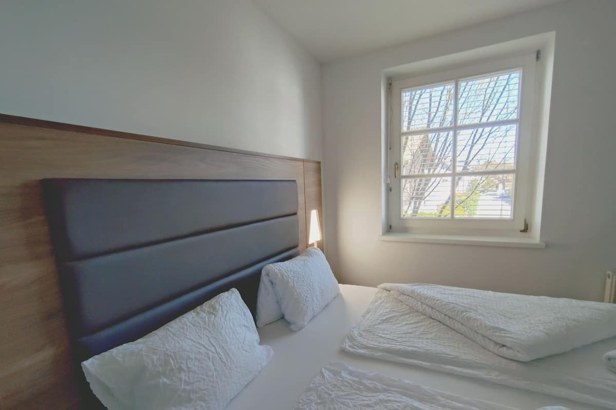 Hypo-allergenic bedding, minibar, blackout drapes, free WiFi