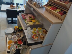 Se ofrece un desayuno bufé todos los días (por un coste adicional)