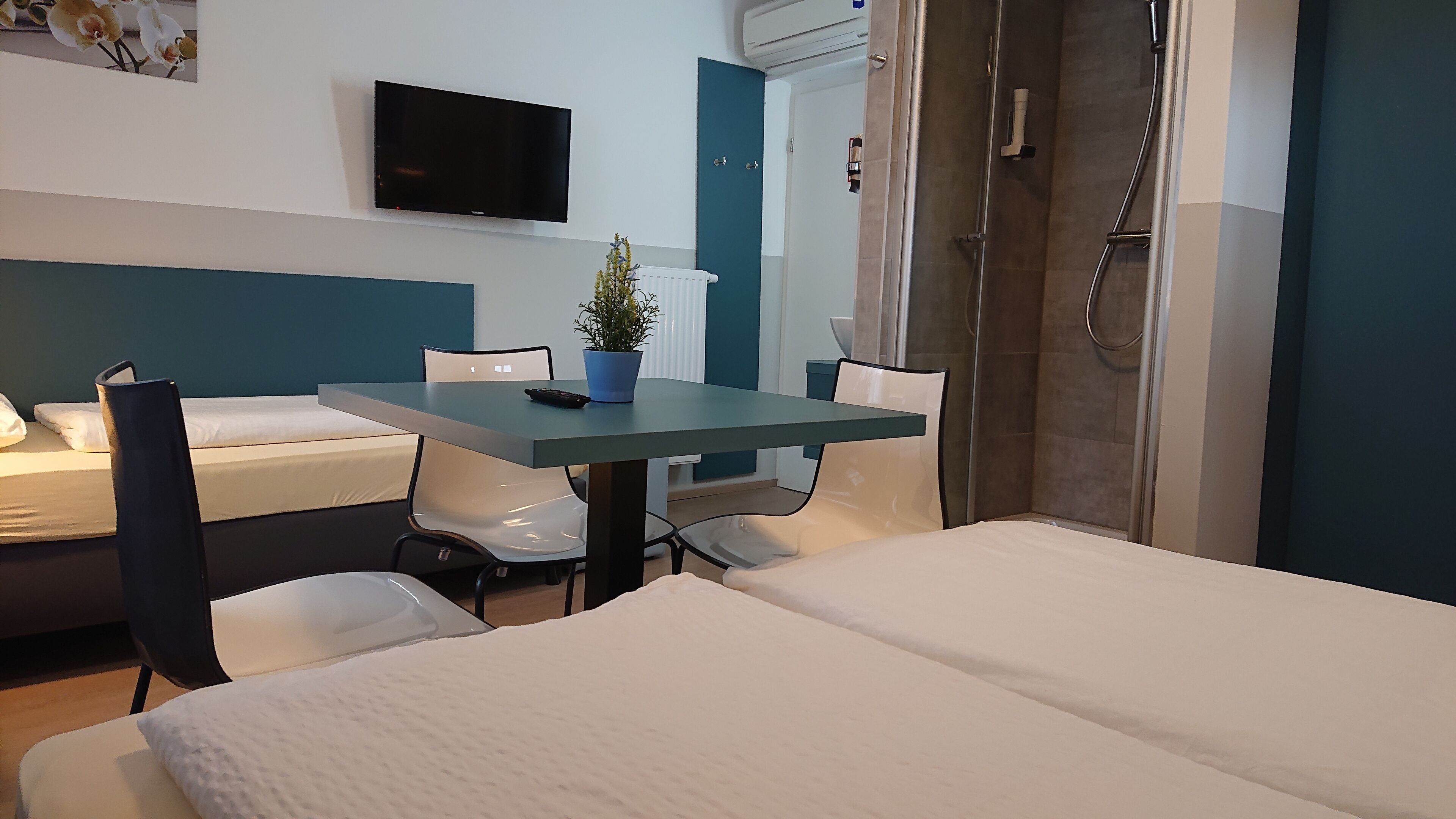 Chambre Triple Économique, 3 lits une place, salle de bains commune