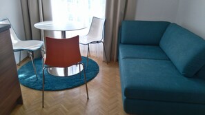 Apartamento, 1 quarto, sacada, vista para o jardim | Opções para refeição no quarto