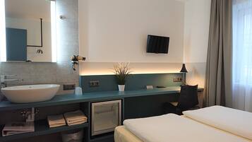 Chambre Double Économique, salle de bains commune | Literie hypoallergénique, rideaux occultants, Wi-Fi gratuit