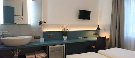 Økonomi-dobbeltrom, delt bad | Allergitestet sengetøy, minibar, blendingsgardiner og wi-fi (inkludert)