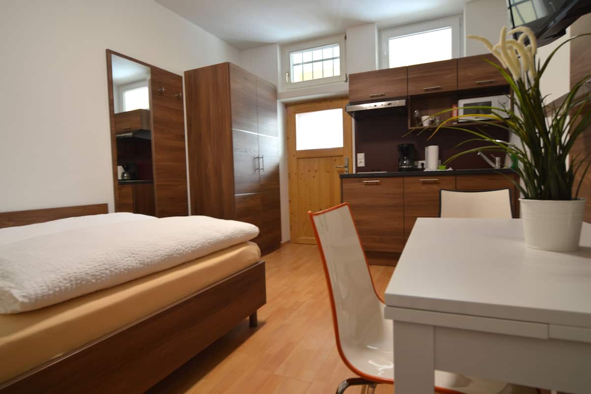Studio, 1 Doppelbett, Terrasse, eigener Eingang im Garten | 1 Schlafzimmer, Allergikerbettwaren, Verdunkelungsvorhänge