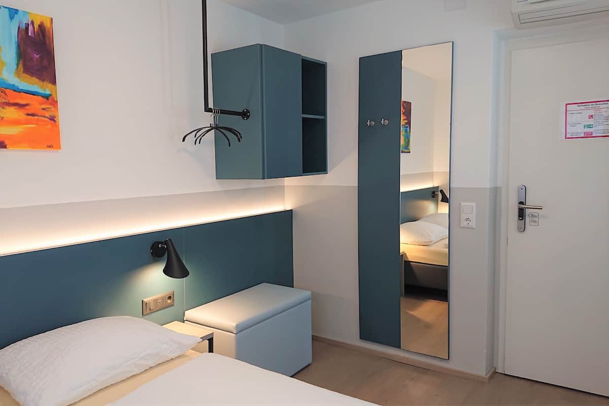 Economy-Doppelzimmer, Gemeinschaftsbad | 1 Schlafzimmer, Allergikerbettwaren, Verdunkelungsvorhänge