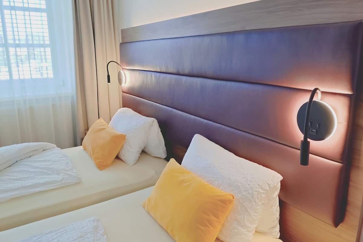 Hypo-allergenic bedding, minibar, blackout drapes, free WiFi