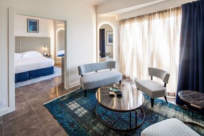 Suite, Terrasse, Meerblick | Hochwertige Bettwaren, Minibar, Zimmersafe, Schreibtisch