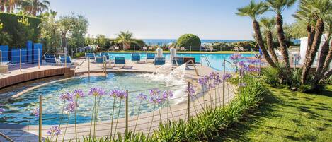 2 outdoor pools, a rooftop pool, sun loungers