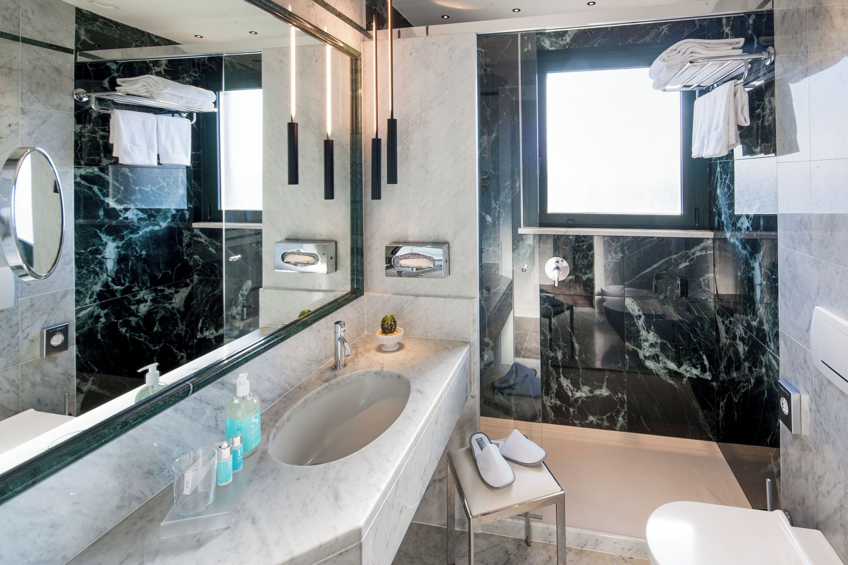 deluxe room, balcony, sea view | bathroom | combined shower/bathtub, designer toiletries, hair dryer, bathrobes