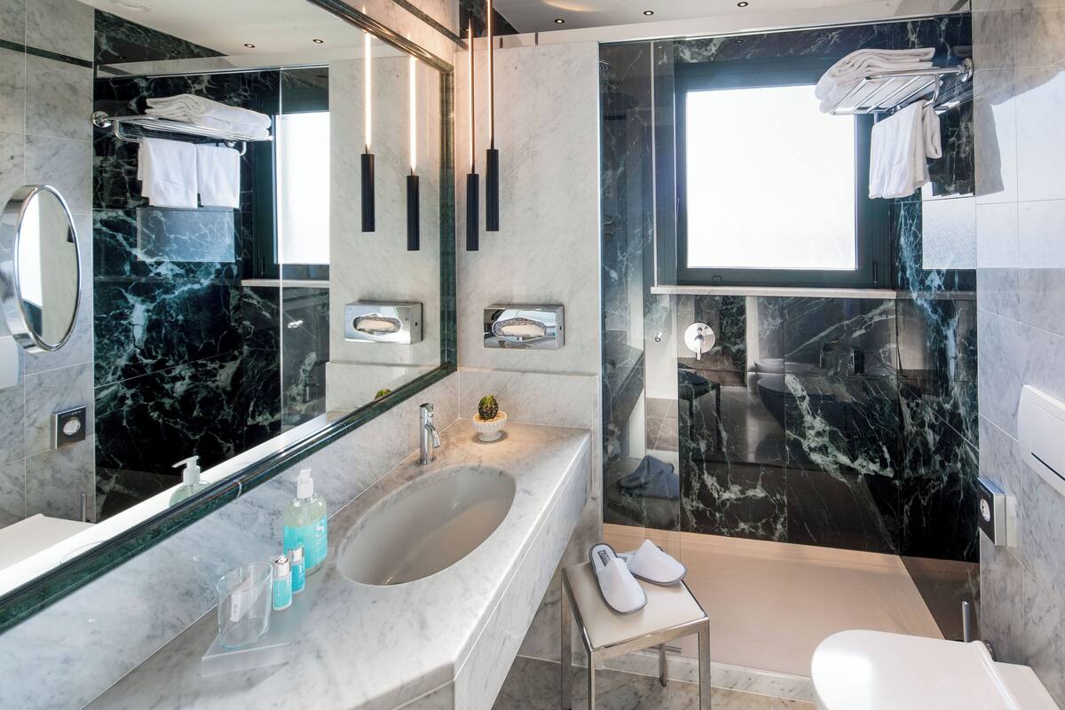 deluxe room, balcony, sea view | bathroom | combined shower/bathtub, designer toiletries, hair dryer, bathrobes