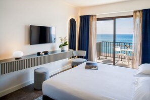 高档床上用品、迷你吧、客房内保险箱、办公桌