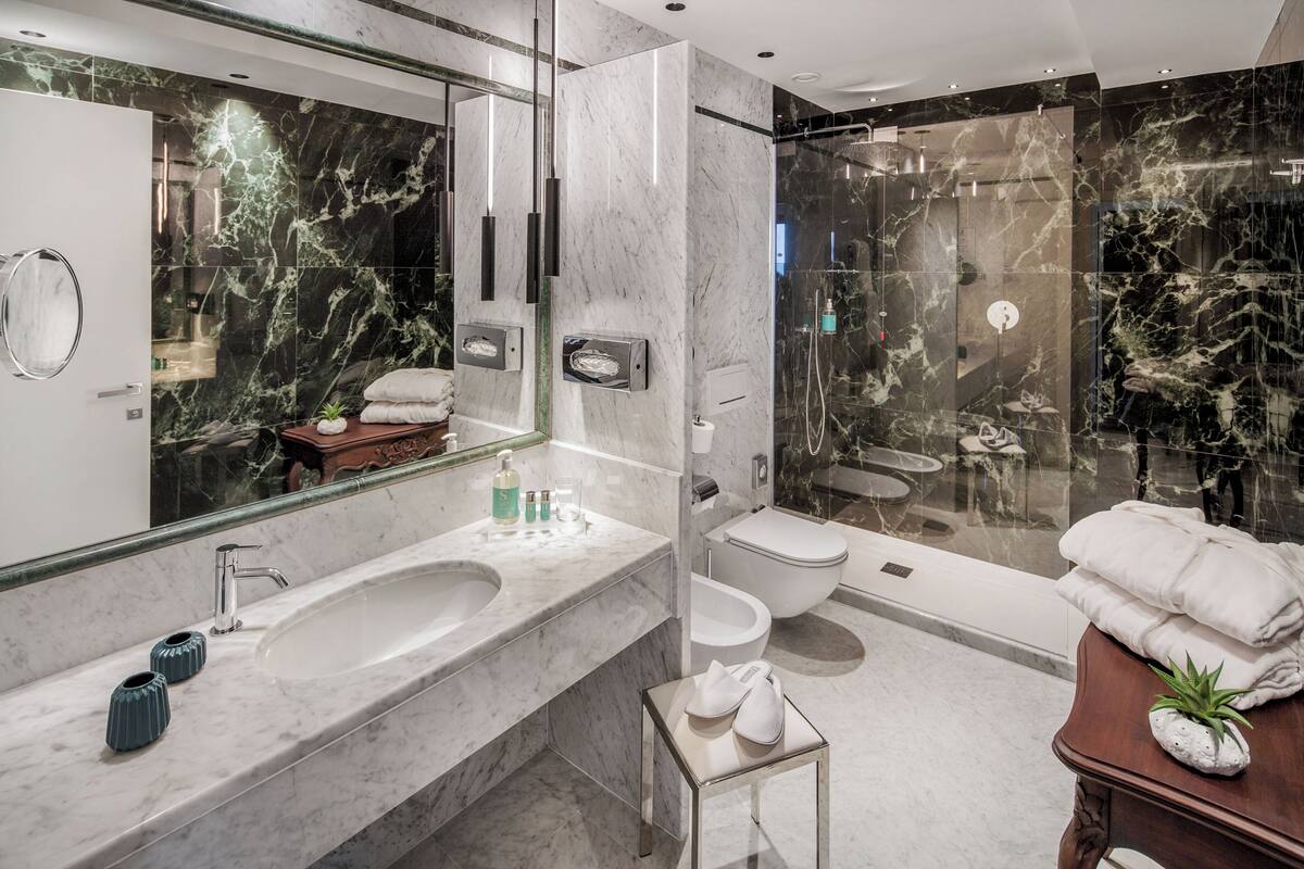 suite, terrace, sea view | bathroom | combined shower/bathtub, designer toiletries, hair dryer, bathrobes
