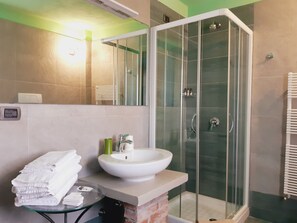 Standard Room | Bathroom | Free toiletries, hair dryer, slippers, bidet - Red Wine - Guest House (La Morra)