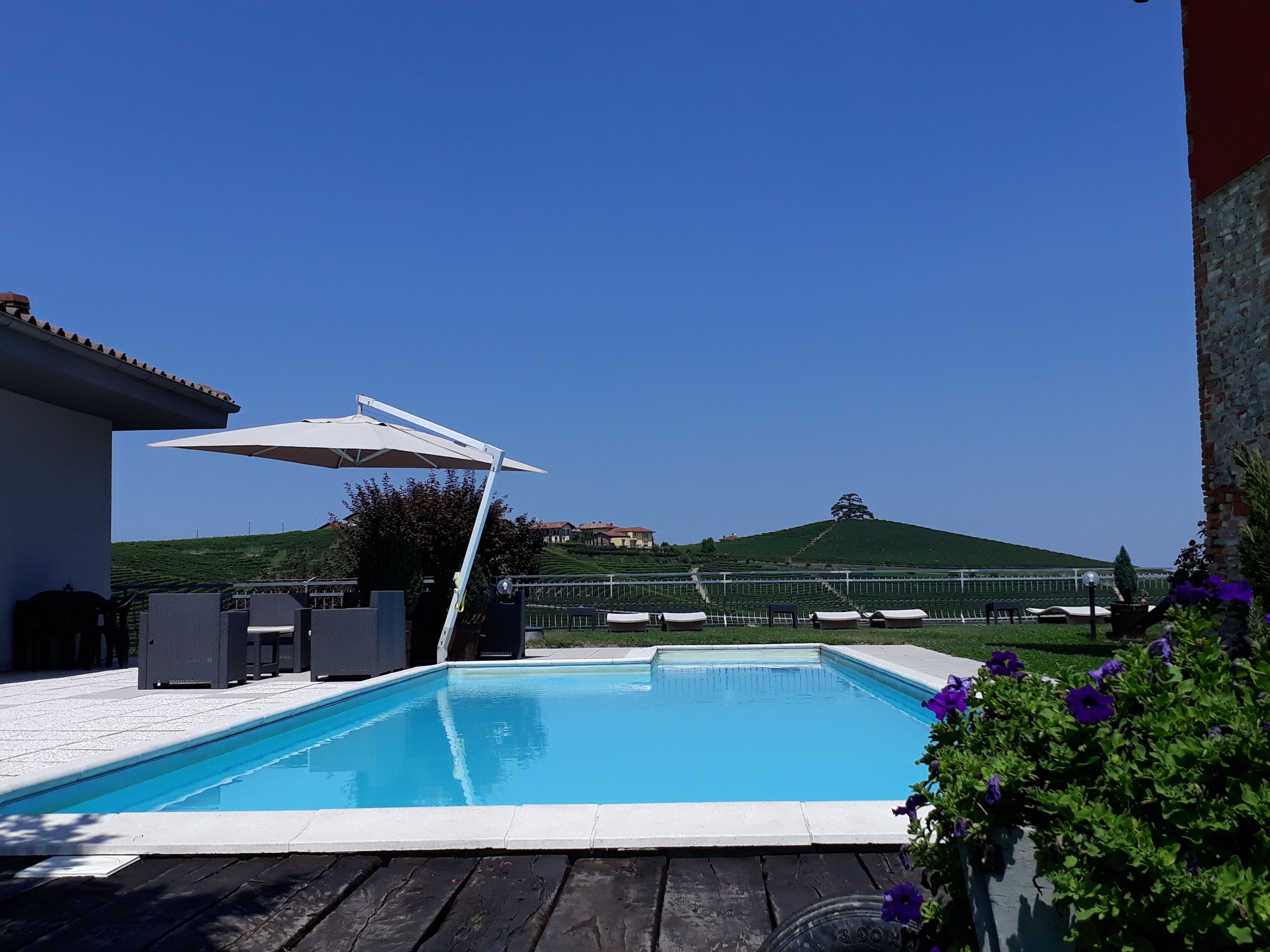 Piscina all'aperto, con ingresso dalle 09:00 alle 19:00, lettini