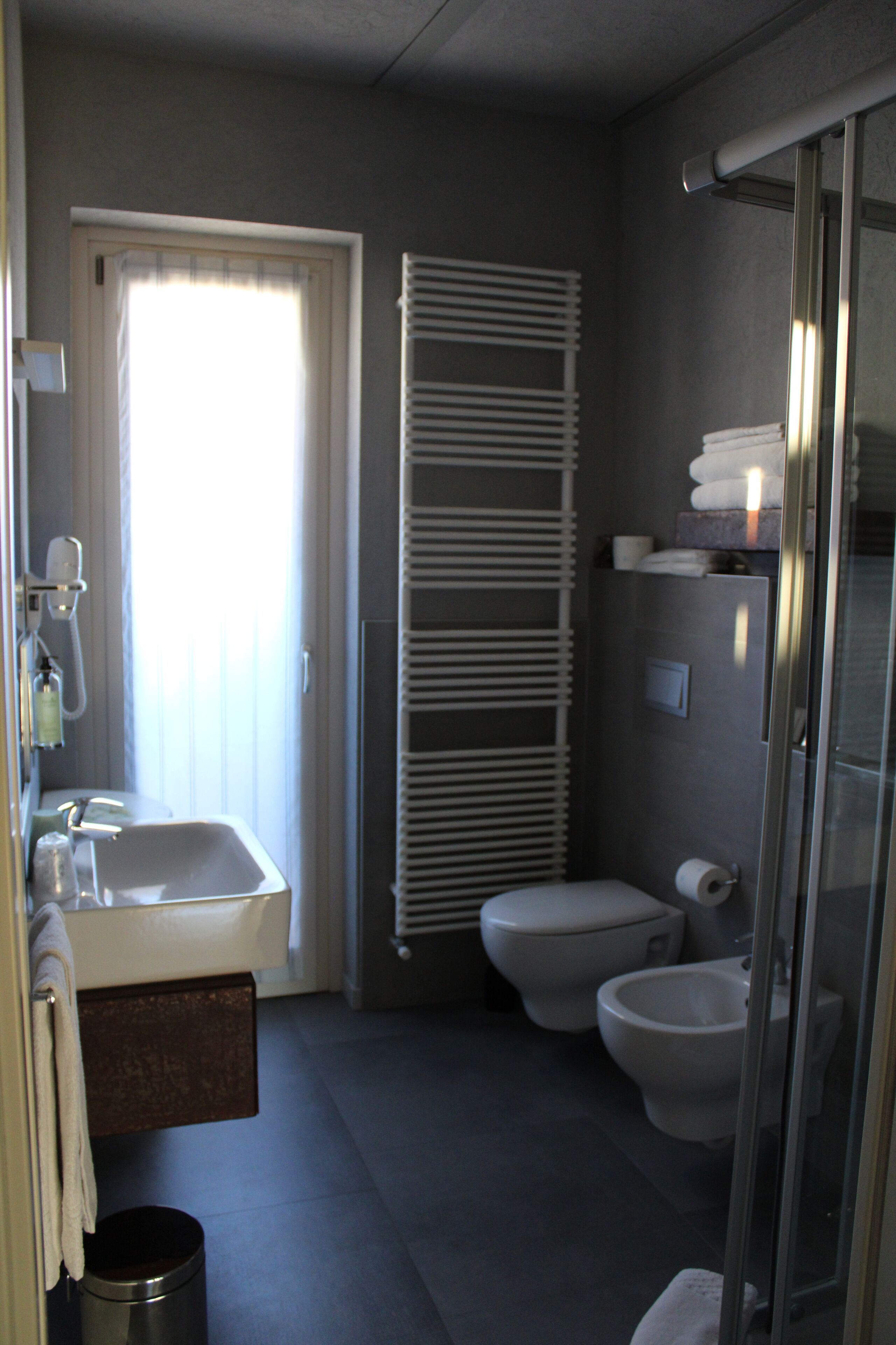 Une petite salle de bain comprenant un lavabo, des toilettes et un bidet.