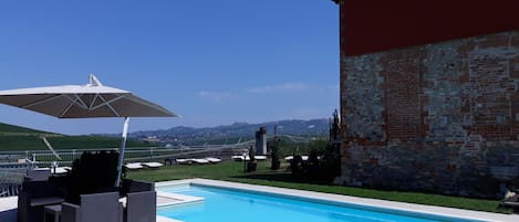 Piscine extérieure, parasols de plage, chaises longues