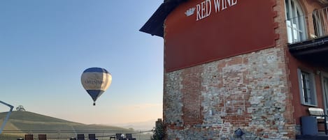 Piscina externa, guarda-sóis, espreguiçadeiras