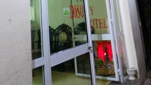 A hotel entrance with a sign reading "KHÁCH SAN KHÁCH DISCOVERY HOTEL". - Hanoi Discovery Hotel (Hanoi)
