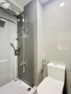 Shower, hair dryer, slippers, towels - Hanoi Discovery Hotel (Hanoi)
