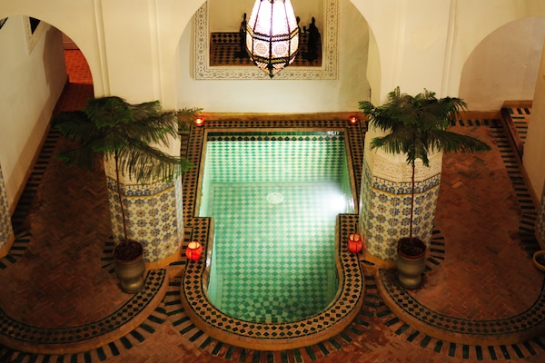 Una piscina cubierta