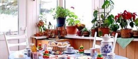 Breakfast (EUR 6 per person)