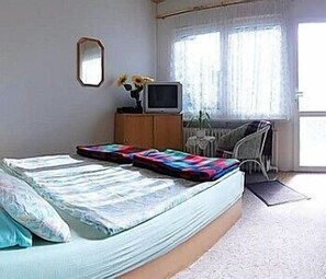 Cots/infant beds, rollaway beds, free WiFi