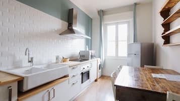 Apartment, 3 Schlafzimmer | Eigene Küche | Kühlschrank, Mikrowelle, Herdplatte, Wasserkocher mit Kaffee-/Teezubehör